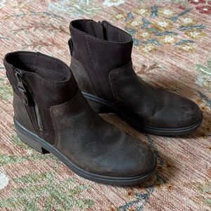 UGG Women's Harrison Zip Boots in the color Stout (size 7.5)